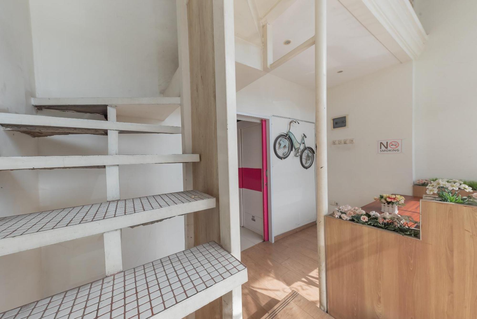 Reddoorz Hostel At Kiara Cozy Kircon Бандунг Екстер'єр фото